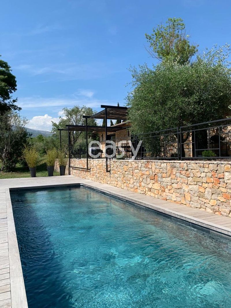 A place with a swimming pool suitable for professional photo shoots located in Cannes